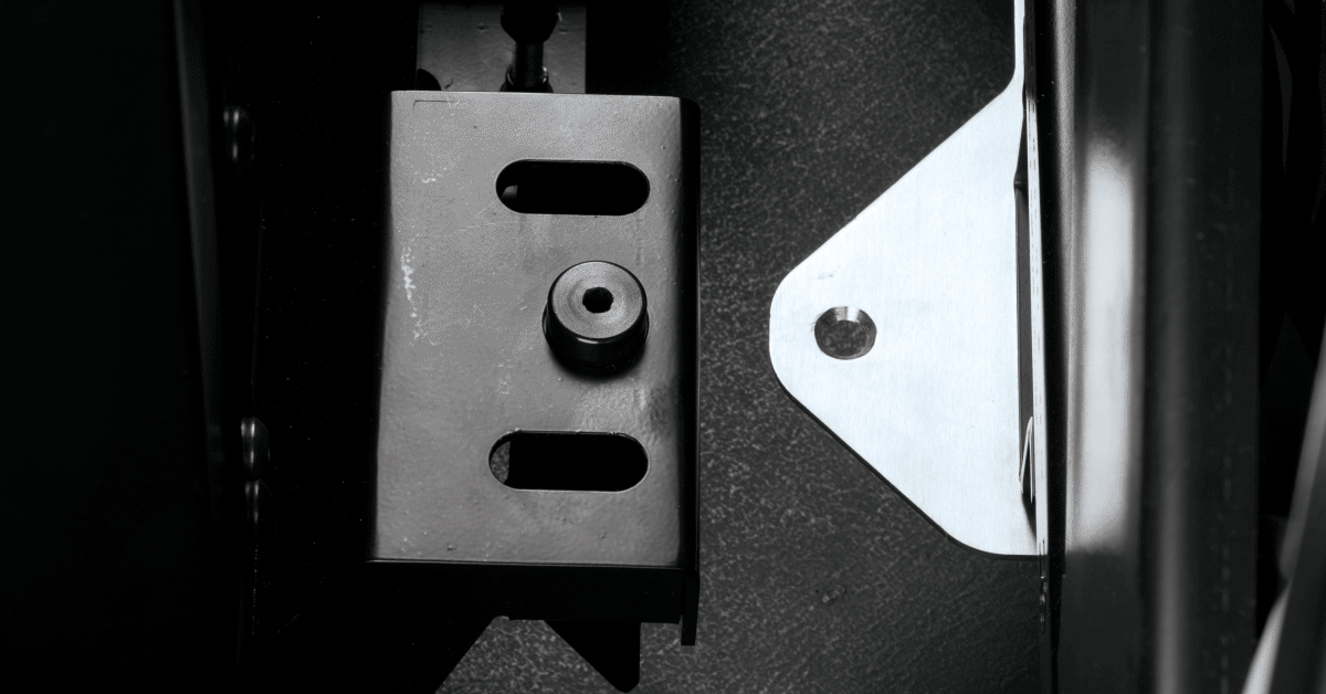 Infographic displaying how to lock and install device.