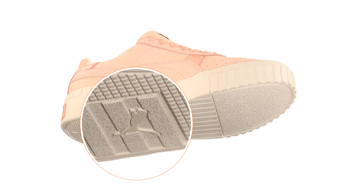 3D model of shoe with zoom into bottom tread.