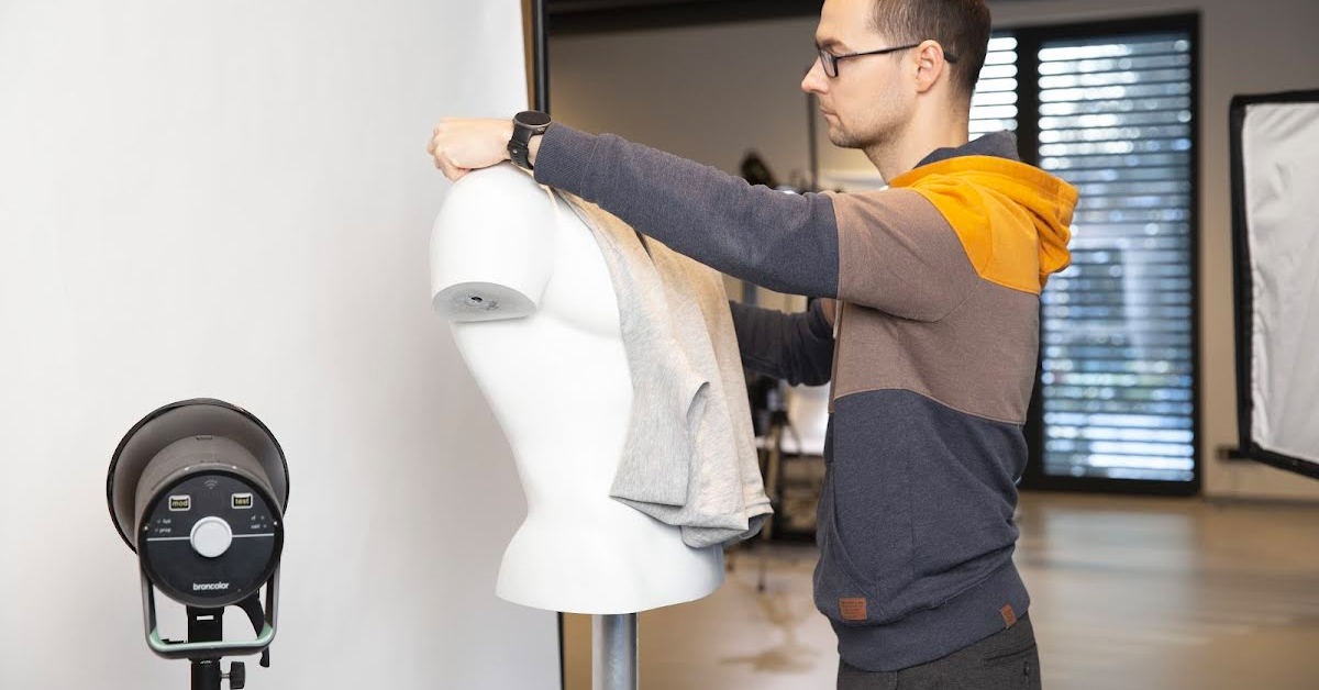 Pull the shirt tight onto the mannequin while paying attention to the neck and sleeve areas of the garment.