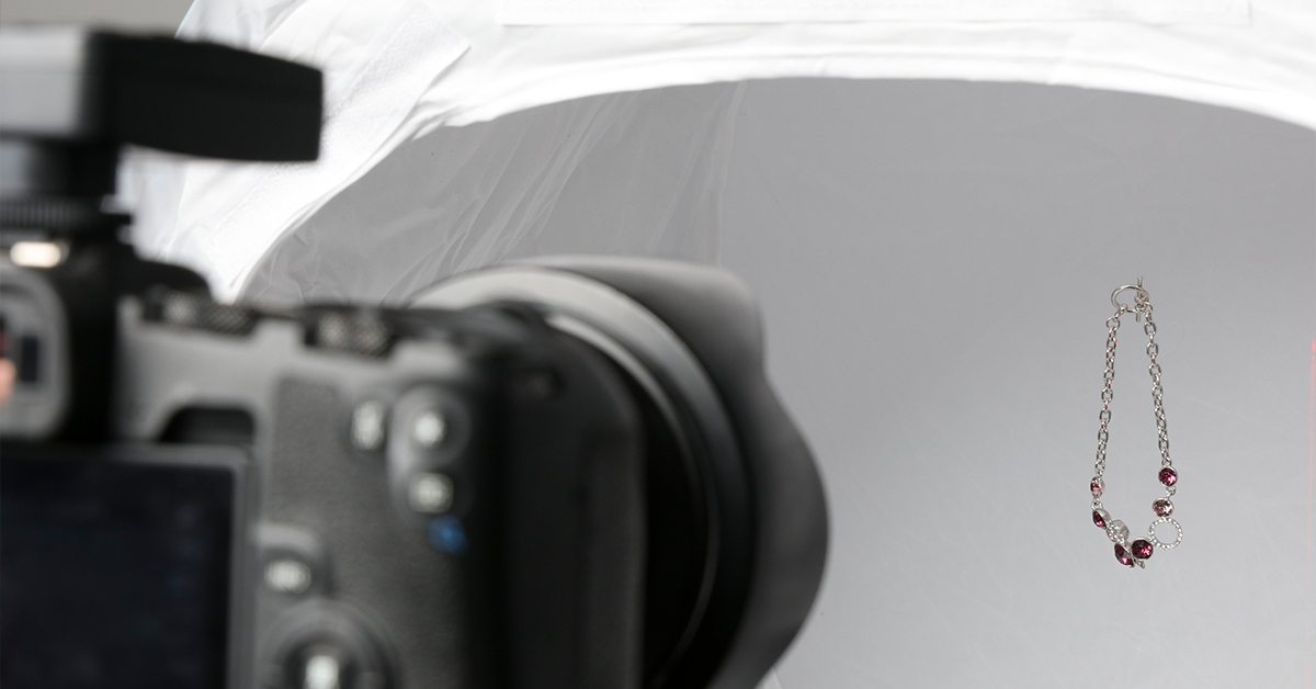 Camera focusing inside light tent to center of product rotation