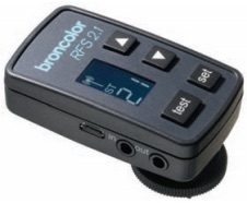 PhotoRobot recommends the Broncolor RFS 2.1 tranceiver (2.4 GHz).