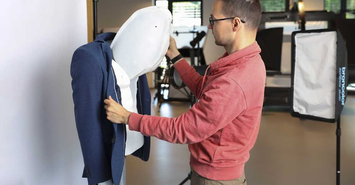 Removable V-shaped chest piece ghost mannequin