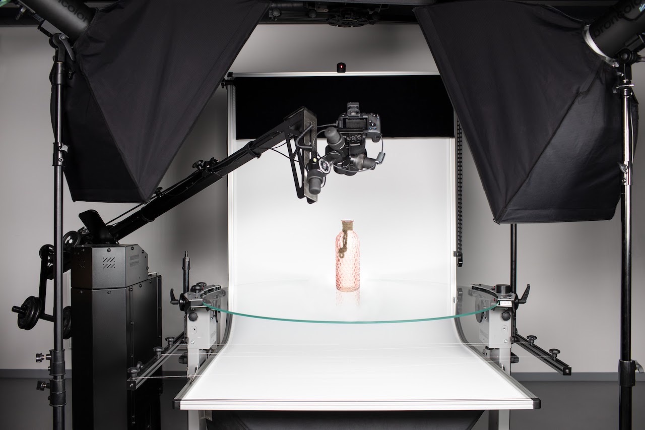 Produce flying camera effects in 360 product video with a 360 turntable and robot arm.