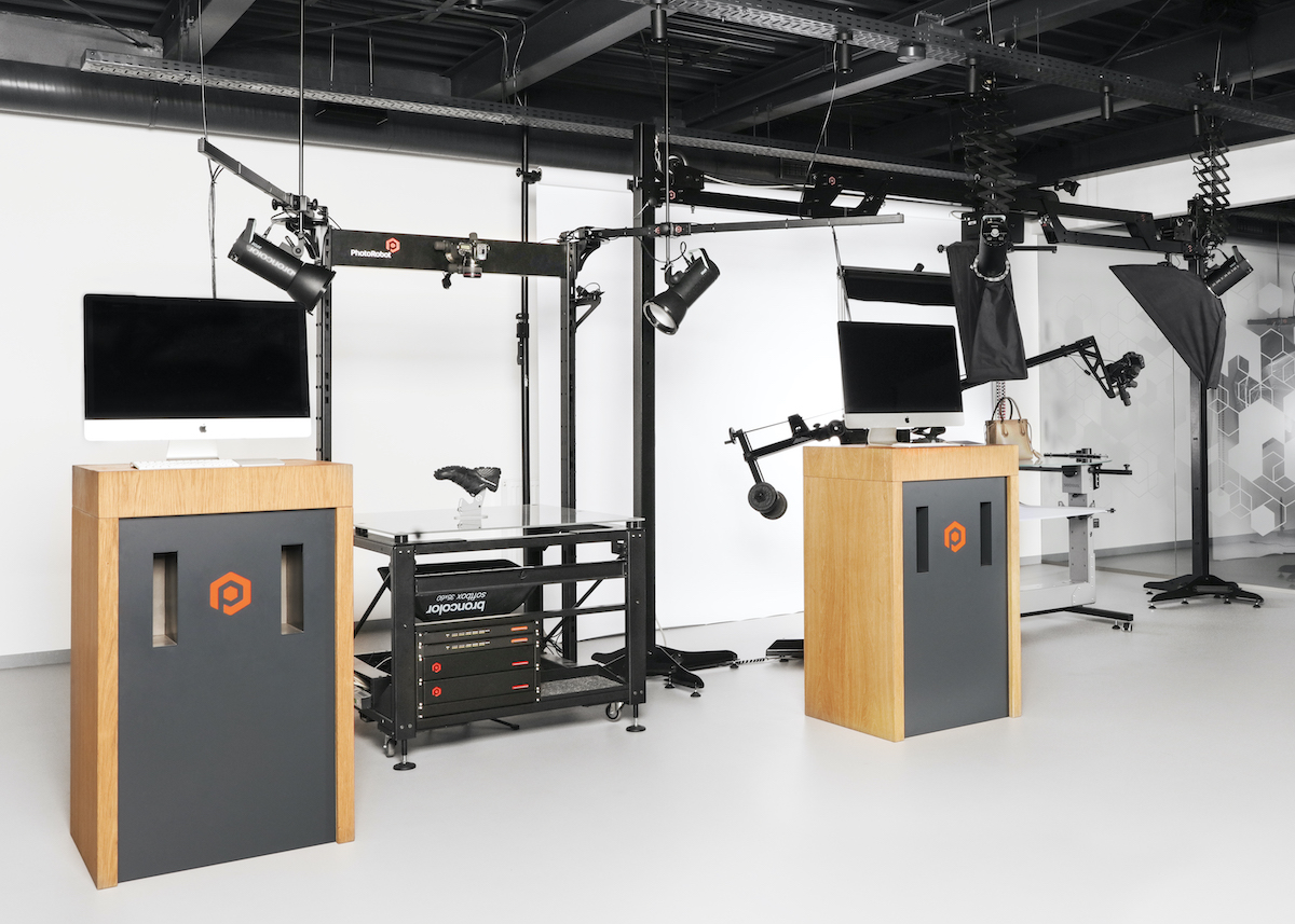 PhotoRobot supports modules of one or multiple machines in the photo studio.