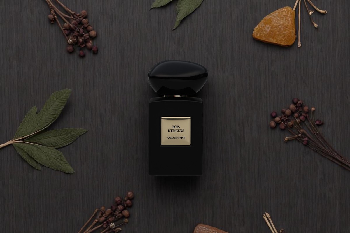 Natural wood colors and perfume ingredients enrich the product background and match the product.