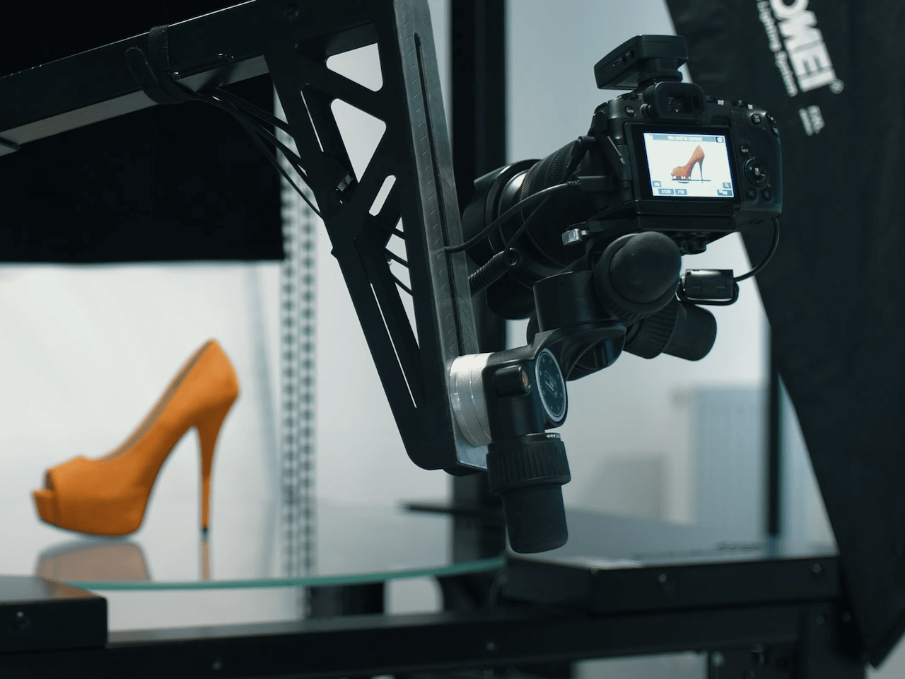 Elevation of the robot camera arm is fully automatic according to its measurements.